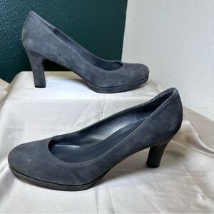 Stuart Weitzman Womens 8.5 M Grey Suede Ponder Heels.